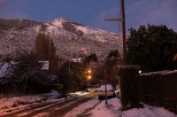 Bariloche: Por la fuerte nevada se complica la circulación y hay vuelos demorados por hielo en la pista