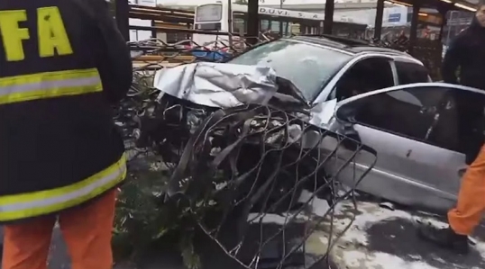 Un auto iba en contramano choca contra el metrobus y atropella a una mujer en el barrio de San Telmo