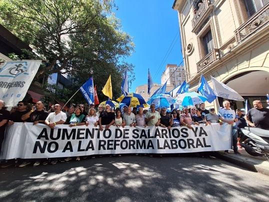 Multitudinaria marcha de sindicatos y organizaciones sociales en rechazo a la reforma laboral