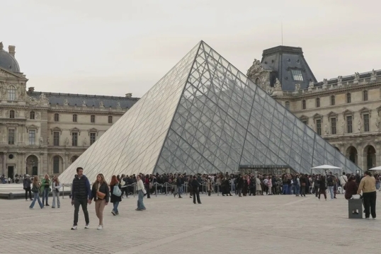 Francia: Luego del robo de joyas del domingo, el Louvre reabrió sus puertas con restricciones