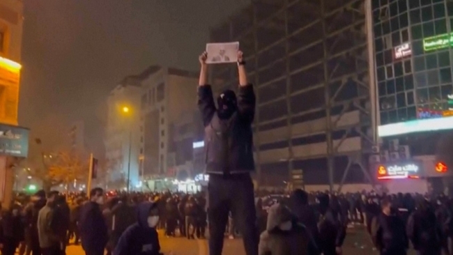 El canciller iraní denuncia que «grupos terroristas armados se infiltraron entre los manifestantes»