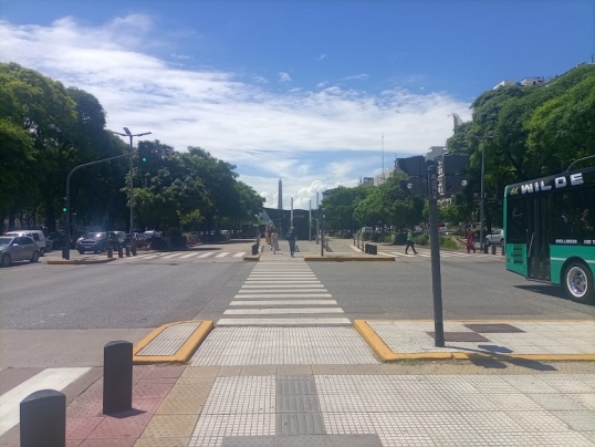 El tiempo en el AMBA, se presenta fresco por la mañana, cielo parcialmente nublado y una máxima de 25 grados