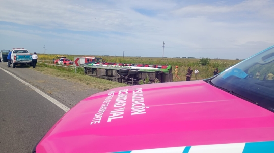 Vuelco de un ómnibus en Ruta 2: Fallecieron 2 personas y hay 44 heridos