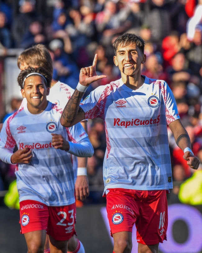 Torneo clausura de la Liga Profesional de Fútbol: Argentinos Juniors goleó a Racing