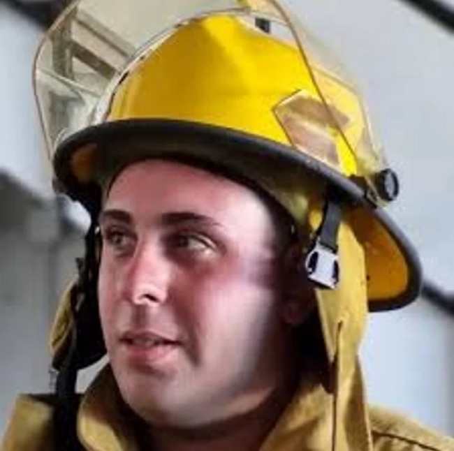 Un bombero que combatía un incendio murió atropellado por un auto