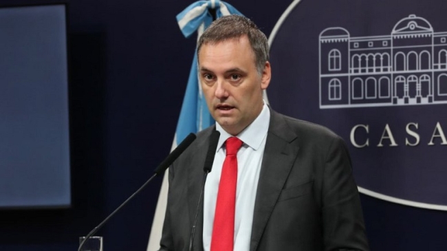 Ahora investigarán a Manuel Adorni, por al menos 15 viajes internacionales