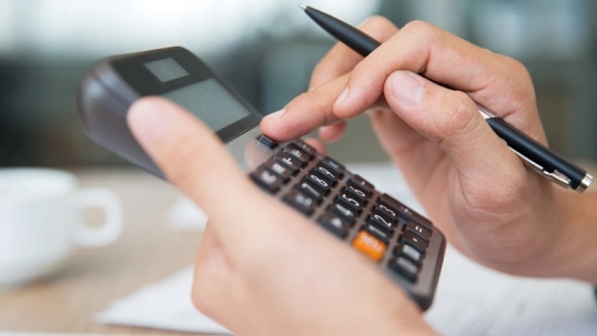 Advierten que la falta de financiamiento a largo plazo limita la calidad de vida y frena el consumo en tarjetas