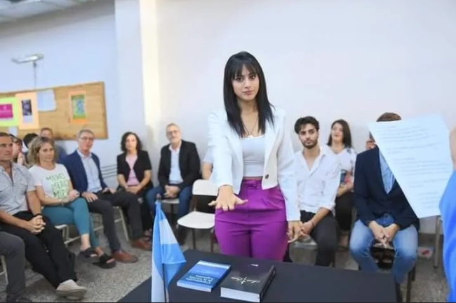 Bahía Blanca: Comienza el juicio contra la concejera escolar libertaria acusada de denunciar falsamente a dos hombres