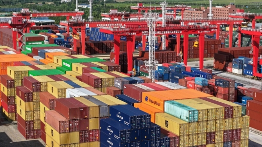 Guerra comercial: Estados Unidos impondrá un arancel del 100 % a China