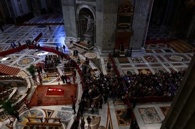 La oración del papa Francisco por los fieles difuntos