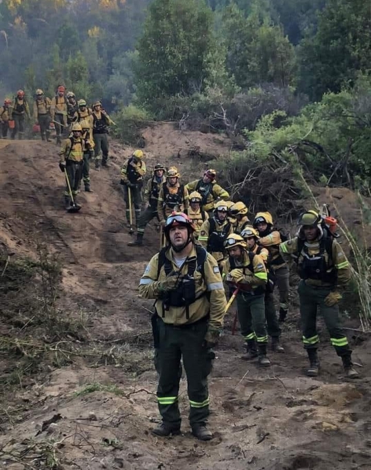 Brigadistas siguen combatiendo el fuego en la zona del Bolsón, a pesar de la lluvía caída