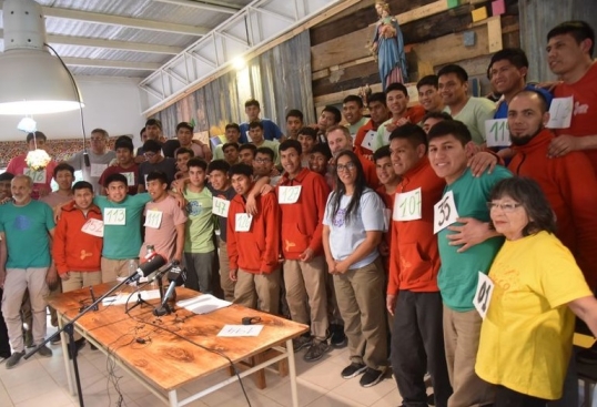 El cura Juan Carlos Molina calificó como «allanamiento político» el operativo del gobierno de Vidal