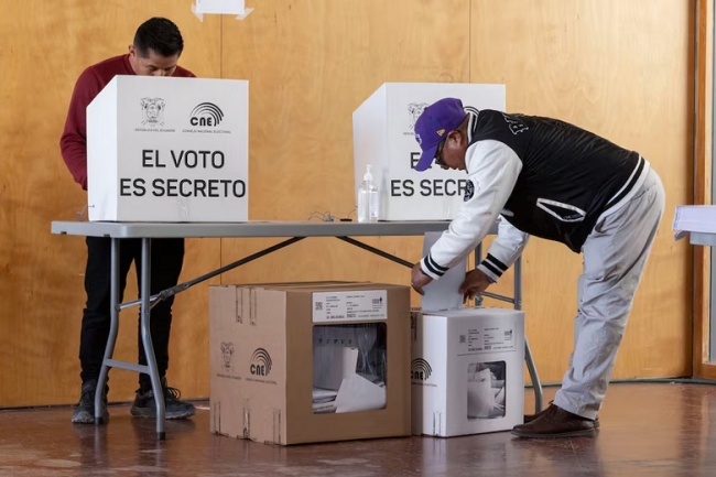 Ecuador acude a las urnas para elegir presidente y legisladores