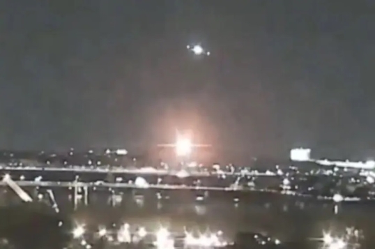 EE.UU: Un avión con más de 60 personas chocó contra un helicóptero en Washington D.C