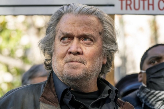 Steve Bannon le pidió a Trump que «investigue y deporte» a Elon Musk