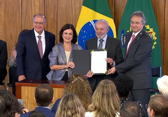 Lula anunció remedios gratis para los más pobres y programa para incentivar alumnos a estudiar