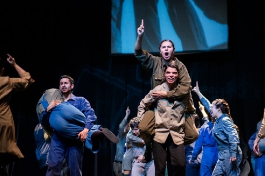 "A la fábrica! (o los trabajos y los días)" se presenta los domingos en Beckett teatro