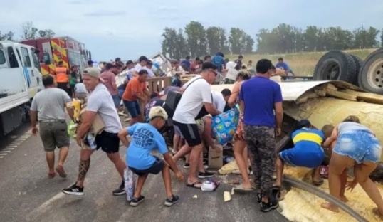 Accidente fatal: Volcó un camión y personas saquearon el cargamento mientras trasladaban el cuerpo