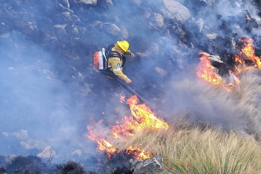 Córdoba: Bomberos de la provincia trabajan en contener dos grandes incendios