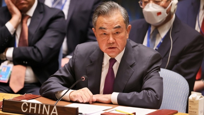 Wang Yi sostuvo que es esencial garantizar la libertad y seguridad del tránsito marítimo por el estrecho de Ormuz