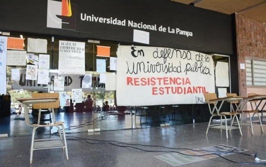 Estudiantes de la Universidad Nacional de La Pampa, toman los edificios en defensa de la educación pública