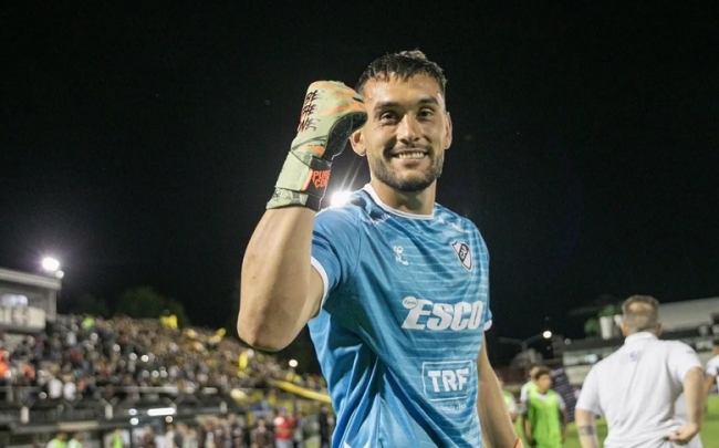 El arquero de Platense, Juan Pablo Cozzani, fue presentado en el Al-Kholood de Arabia Saudita