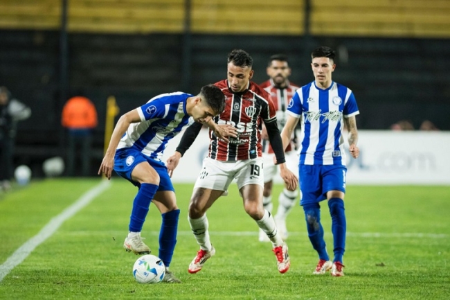 Copa Sudamericana: Central Córdoba venció 3-0 a Cerro Largo y pasó a octavos de final