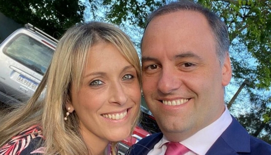 La justicia confirmó que Adorni viajó a Aruba en primera clase junto a su esposa e hijos