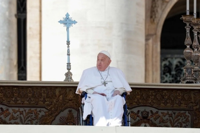 Francisco reapareció ante los fieles en la plaza San Pedro