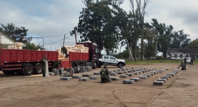 Incautan tres toneladas de marihuana disimulada entre un cargamento de bolsas de aserrín