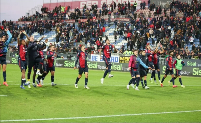 Serie A de Italia: Cagliari superó a la Roma de Dybala y Soulé