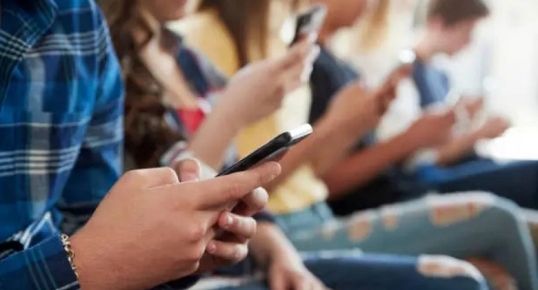 Australia aprobó una ley que prohíbe las redes sociales a los menores de 16 años