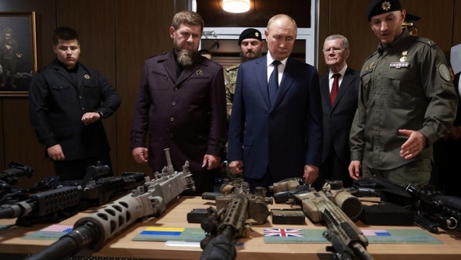 Putin inspecciono armas extranjeras incautadas durante los combates en la zona del conflicto ucraniano