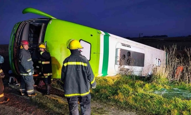 Vuelco de un colectivo Vía Tac: Hay cuatro muertos y varios heridos en General La Madrid