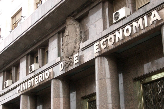 Economía buscará conseguir u$s300 millones para afrontar vencimientos de mediados de año
