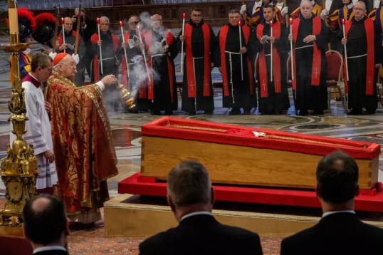 El féretro de Francisco llegó a la Basílica de San Pedro