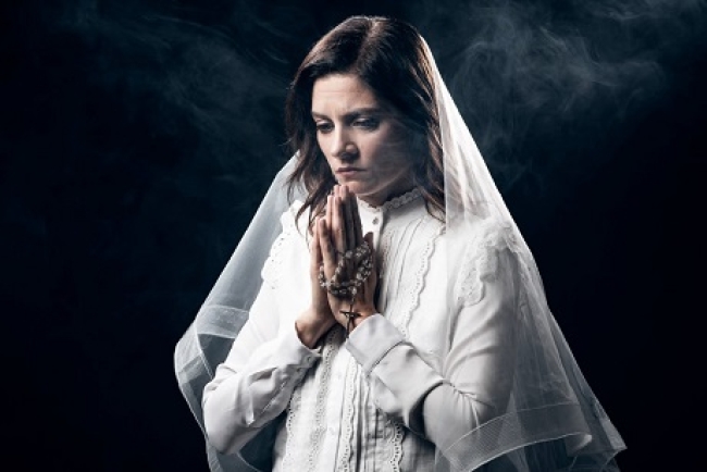 Roberto Vallejos dirige "Felicitas o las niñas mudas" en NÜN Teatro Bar