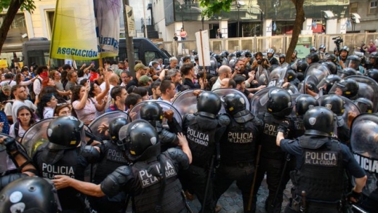 Enfermeros de hospitales de CABA fueron reprimidos durante movilización a la Legislatura porteña