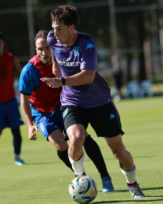 Racing derrotó por 2 a 1 a Sportivo Ameliano de Paraguay, Carboni marcó un gol