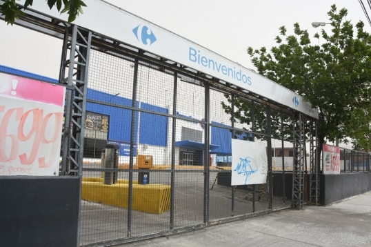 Chubut: Por el fuerte viento debieron evacuar un supermercado y hay barrios sin luz en Trelew