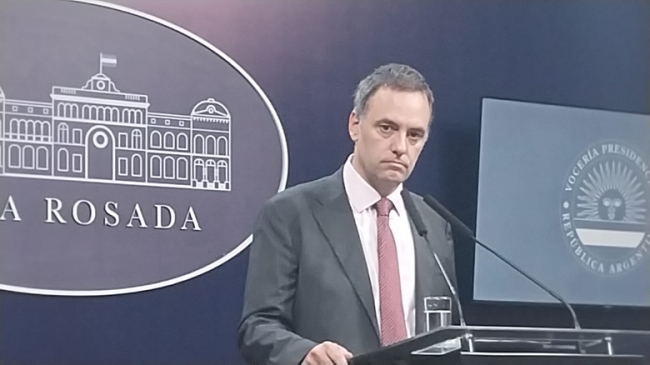 Investigan un viaje de Manuel Adorni, a Aruba junto a su familia