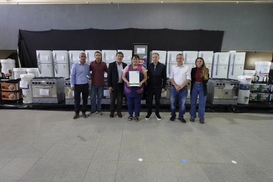 Fernando Gray, Andrés Larroque y Alberto Sileoni entregaron equipamientos a 43 escuelas de Echeverría