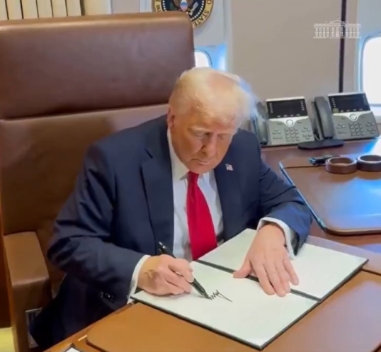 Trump frena entrevistas para otorgar visas educativas