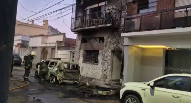 Siete personas heridas al incendiarse y explotar dos autos en el barrio porteño de Parque Chas